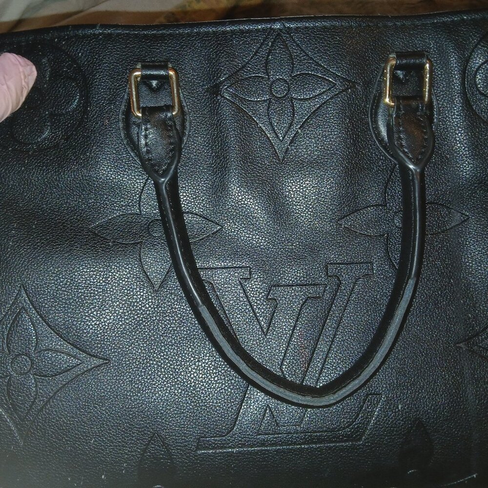 Louis Vuitton Onthgo MM purse (w/ flaws)